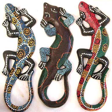 Batik wooden gecko plaque with white dots along the whole body, assorted color randomly pick