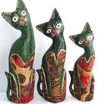 Batik wooden cat family stand with assorted hand painted color, randomly pick