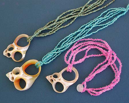 2005 trendy jewelry wholesale, triple beaded string fashion necklace with carved seashell pendant