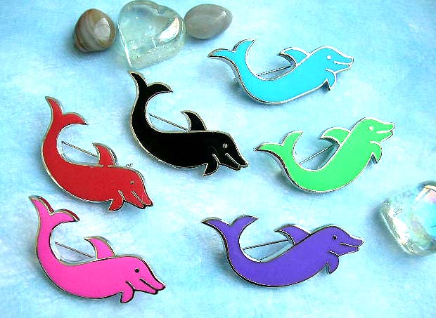 Wholesale gift jewelry for animal lover with swimming dolphin enameling pin brooch fashion accessory            
