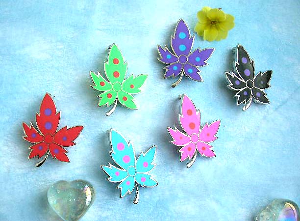 Hand crafted enamel fashion pin dotted maple leaf pattern design            
