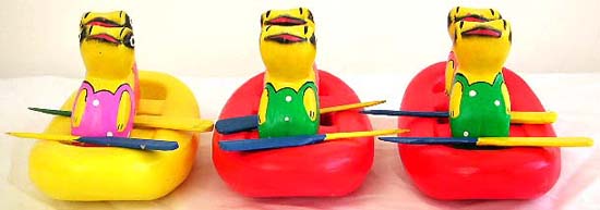 Wooden cat on boat decor, assorted color randomly pick by our staffs 