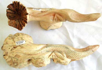White wooden lizard decor with assorted design, randomly pick