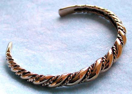 Hand jewelry decor wholesale shop offering bronze bangle in wavy twist rope pattern design